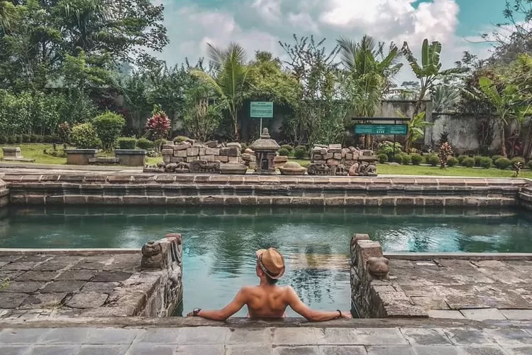 Pemandian air panas Candi Umbul, Magelang (Instagram  @morhyz)