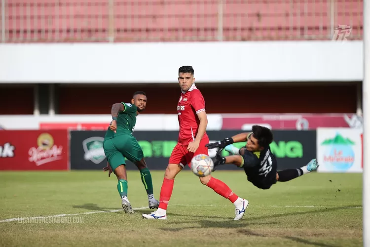 Persebaya Surabaya vs Persis Solo (dok. ligaindonesiabaru.com)