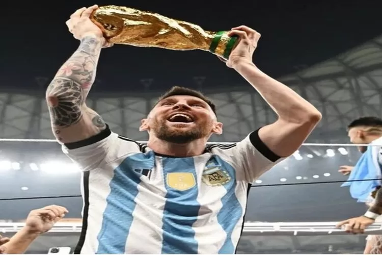 Wow!! Foto Lionel Messi Bawa Trofi Piala Dunia 2022 Dapat Like ...