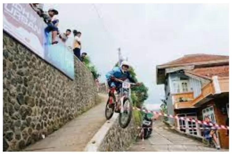 Begini Filosofinya Video Viral Downhill Track Unik Lewat Gang Sempit Sampai Masuk Rumah Warga