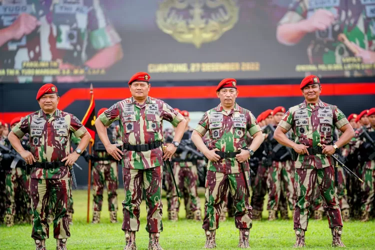 Panglima TNI Dan Kapolri Disematkan Baret Merah Dan Brevet Komando ...