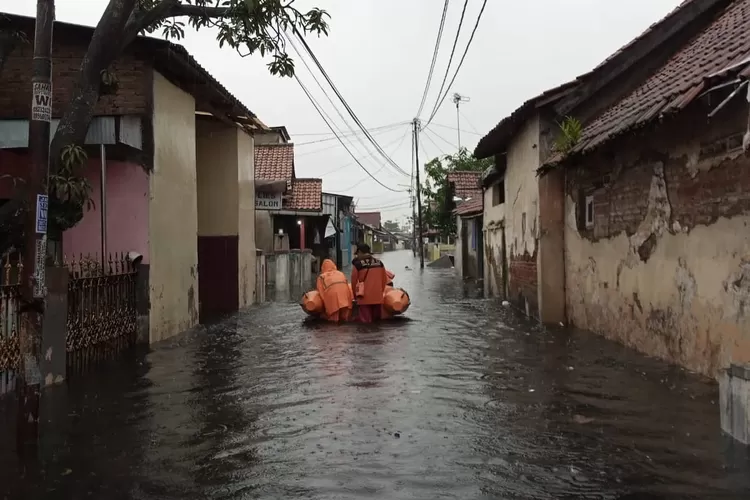 Kota Pekalongan Tergenang Banjir, 623 Warga Lewati Pergantian Tahun Di ...