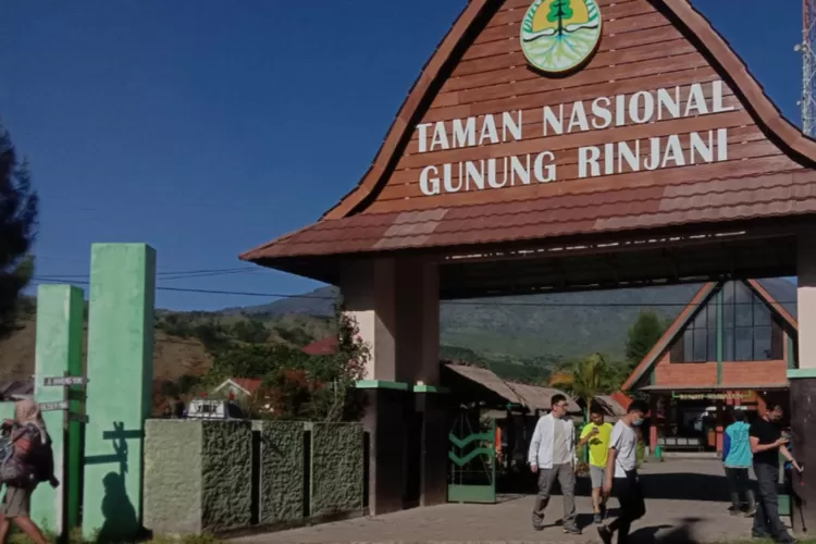Jalan masuk ke Gunung Rinjani melalui gerbang TNGR (elkinanti)