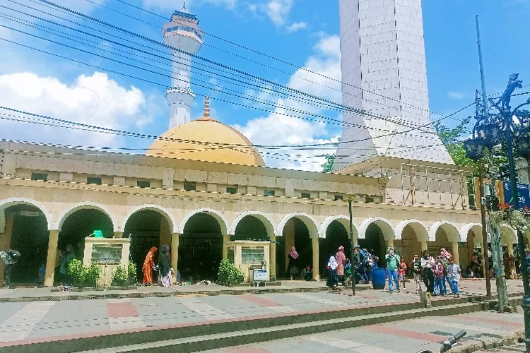Suasana di Masjid Raya Bandung. Ini jadwal Imsakiyah 2023 Kota Bandung. (Purwakarta Online/Enjang Sugianto )