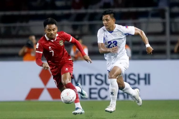 Saddil Ramdani berjibaku dengan pemain Filipina saat Timnas Indonesia menang 2-1 di Stadion Rizal Memoriam. (PSSI)