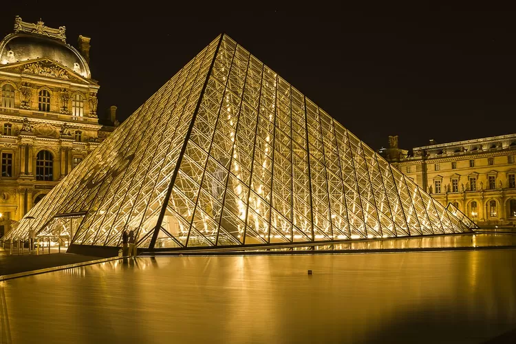 Pemandangan Museum Louvre, Paris, Prancis di Malam Hari  (cuongdv/Pixabay)