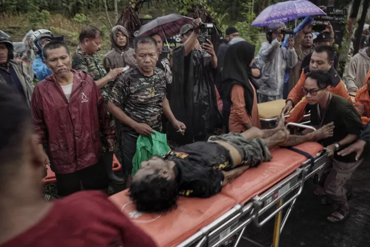 Warga Perumahan Dinar Indah Semarang yang sakit saat dievakuasi oleh relawan.  (Ayosemarang.com/ Audrian Firhannusa)