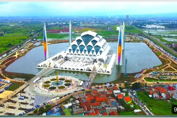 Viral Warga Berenang Di Kolam Masjid Al Jabbar Yang Baru Diresmikan ...