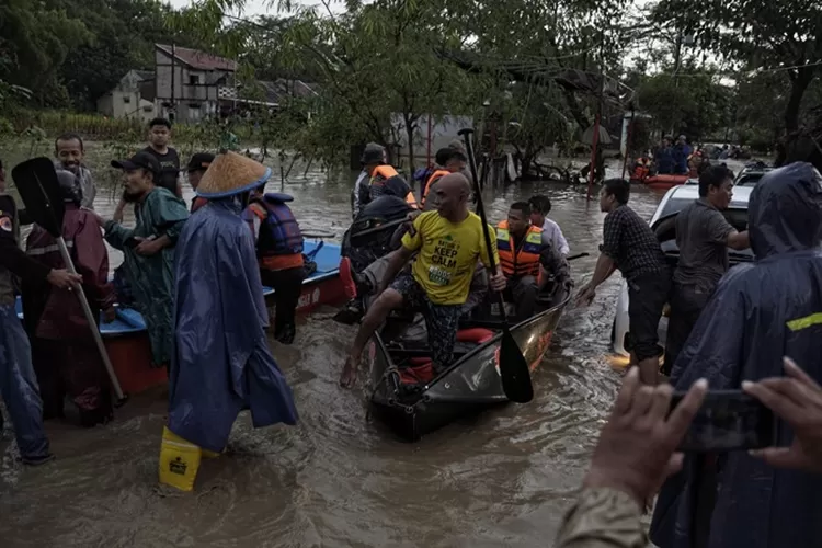 Banjir bandang di Perumahan Dinar Indah Semarang atau tepatnya di Kelurahan Wonosari menimbulkan dua orang meninggal dunia.  (Ayosemarang.com/ Audrian Firhannusa)