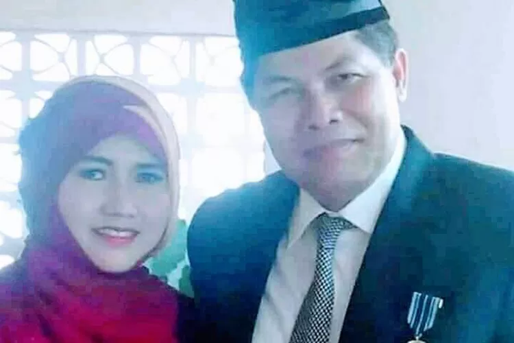 Dr. H. Khamim Zarkash Putro, M. Si. bersama istri (Dokumen Pribadi)