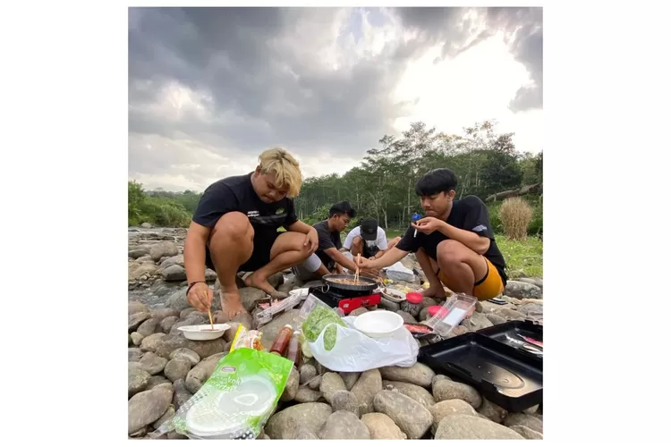 Rekomendasi Tempat Barbequean di Pinggir Sungai Semarang, Bisa Nikmati Senja di Gubug Serut Bareng Temen! (Instagram @gubug_serut)