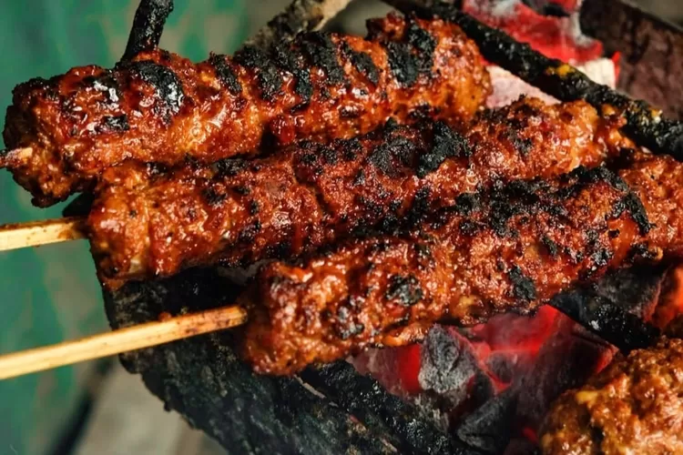 Sate Ayam Legendaris: 5 Rahasia Cita Rasa yang Tak Tertandingi