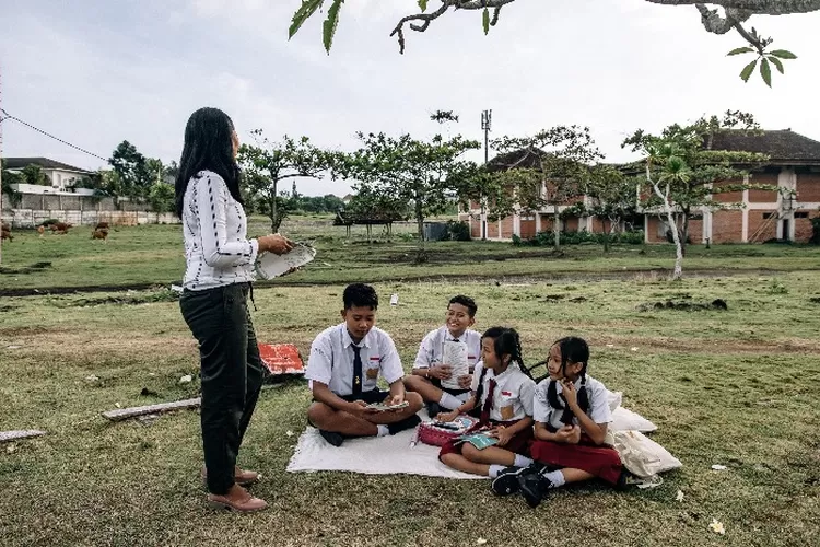 Program Indonesia Pintar (PIP) merupakan dana bantuan dari Pemerintah untuk siswa kurang mampu. (pexels/roman-odintsov)