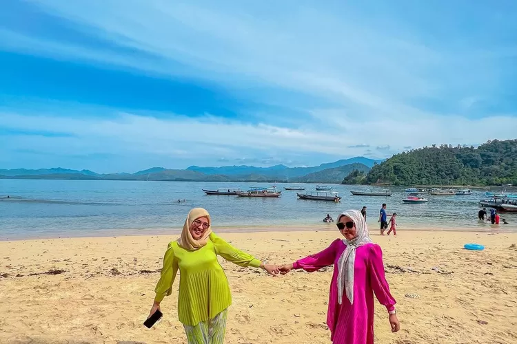 Salah satu view menarik yang disuguhkan Pantai Carocok, wisata alam yang keren di Pesisir Selatan, Sumatera Barat (Instagram @mutiayulita)