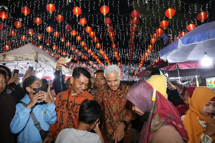 Gubernur Jawa Tengah saat berada di Kelenteng Tien Kok Sie Pasar Gede, Surakarta.