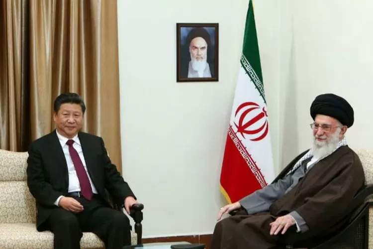Ayatollah Ali Khamenei dengan Xi Jin Ping (IranWire)