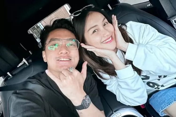 Ayu Ting Ting keciduk jalan bareng Boy William dan pakai kacamata