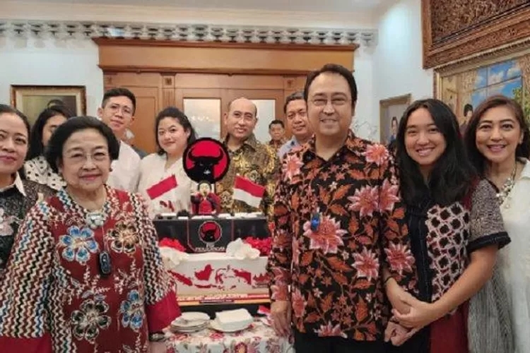 Megawati Hanya Kasih Potongan Kue Ke Tiga Orang Spesial Ini Di Perayaan ...