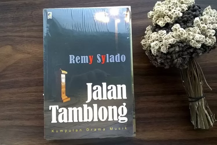 5 lirik lagu Remy Sylado dapat ditemukan di Buku Jalan Tambong. ( Twitter @Tukangbukubekas)