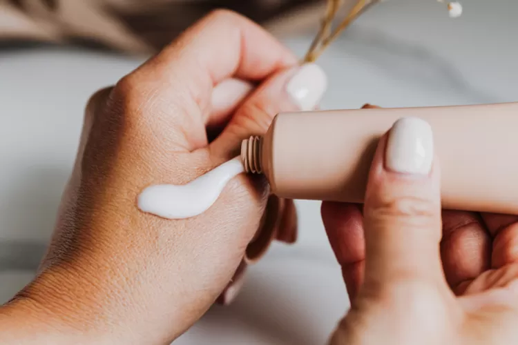 Rekomendasi Sunscreen Terbaik Untuk Kulit Kering Lengkap Dengan Rating ...