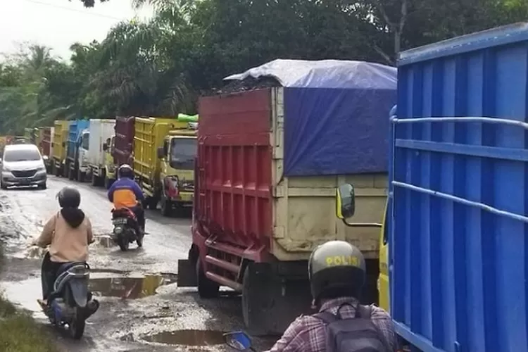 Truk Batubara Dilarang Masuk Kota Jambi, Di Tembesi-Batin XXIV Macet ...