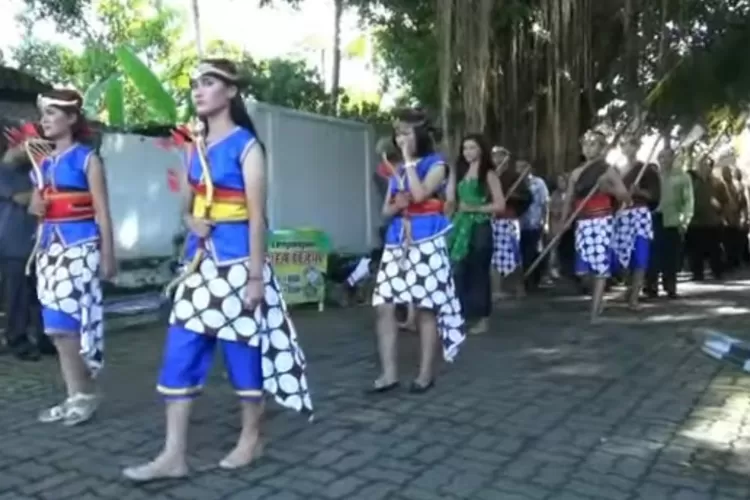 Tradisi padusan diawali dengan kerap budaya menuju Umbul Pengging kecamatan Banyudono Boyolali, Jawa Tengah, untuk menyambut datangnya bulan Ramadhan (YouTube News Semarang TV)