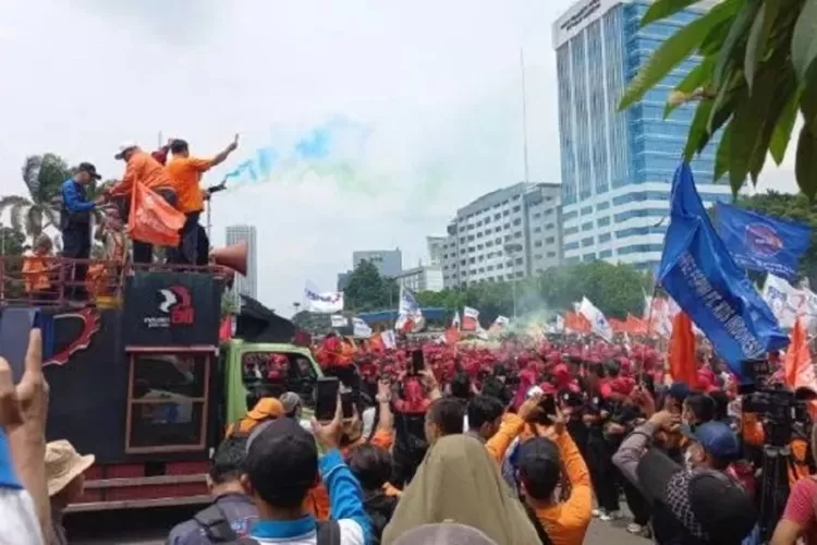 Partai Buruh Dan Serikat Pekerja Geruduk Gedung DPR RI, Ini Yang Mereka ...