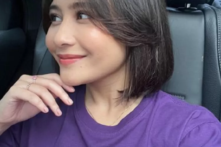 Berperan Sebagai Ratna Di Film Gita Cinta Dari SMA 2023, Prilly ...