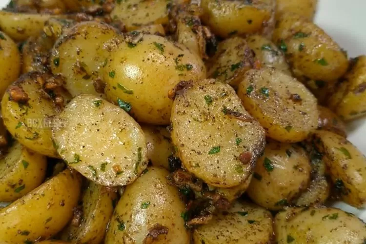 Punya Kentang? Bikin Potato Garlic Aja! Dijamin Gampang dan Enak! ( Tangkapan layar Youtube boxresep channel)