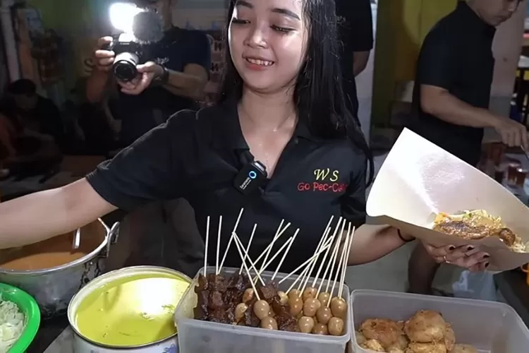 Awas Salfok! Penjual Nasi Pecel Cantik di Gresik Bikin Pelanggannya Meleleh - Dhaha News