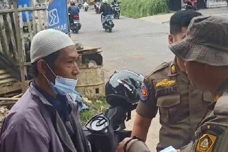 Personel Pol PP Kecamatan Parung Tegur Pengawas Proyek Milik PT CPS Centralindo Panca Sakti.  (Mam/Bogor Times)