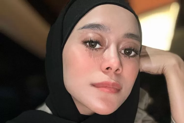 Gaya Berhijab Lesti Kejora Ramai Jadi Sorotan Netizen Pamer Aurat Kulit Bagian Leher 1897