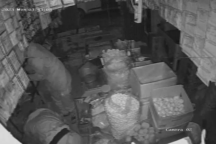 KEMALINGAN : Karyawan toko sedang menujuk tempat roko yang digasak komplotan maling, Senin (13/2) dini hari.&nbsp; (ANDIKA EKA/RADAR DEPOK)