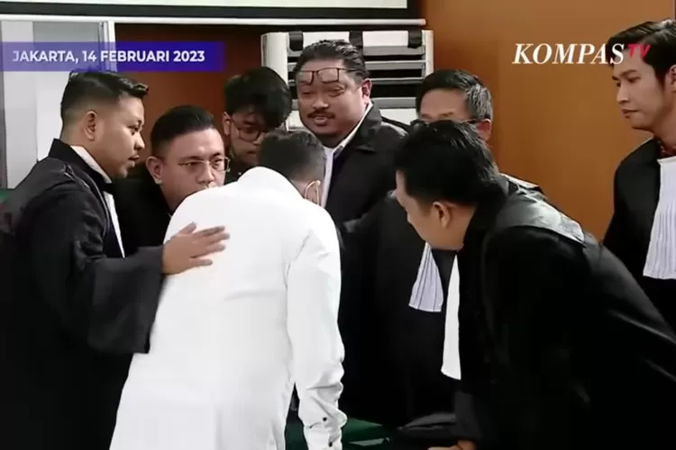 Pilu, Ini Ekspresi Kuat Maruf Saat Tertunduk Di Depan Penasihat Hukum ...