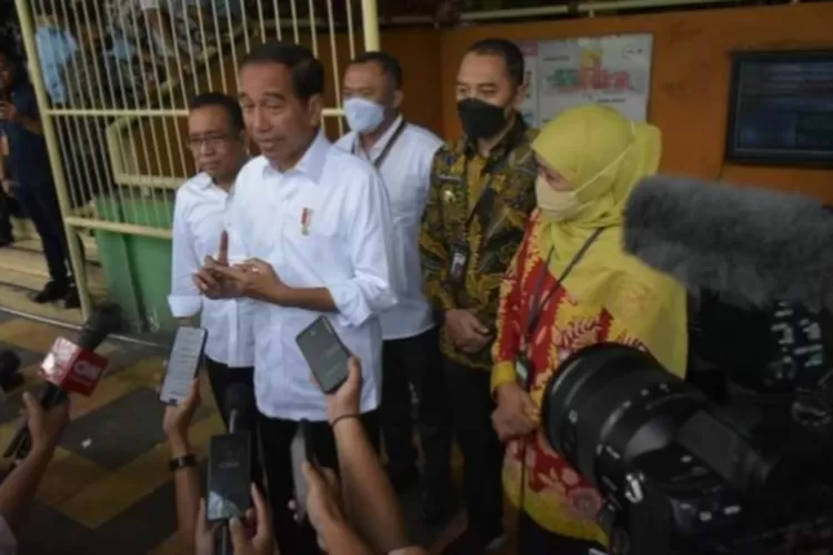 Jokowi Blusukan Cek Harga Sembako Di Pasar Wonokromo Surabaya ...