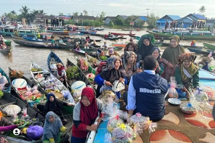 Pasar Terapung Lok Bainang, di Sungai Martapura, Banjar  Kalimantan Selatan masih gunakan sistem barter. Anies Basweda, saat mengunjungi Pasar ini Jumat (17/2/2023) (tangkapan layar Instagram @Aniesbaswedan)