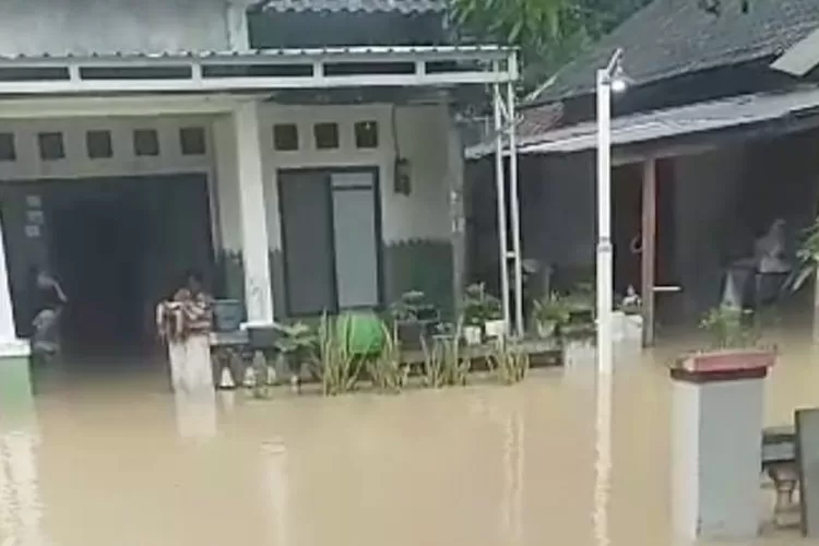 Kali Lamong Meluap, 5 Desa Di Kecamatan Balongpanggang Terendam Banjir ...