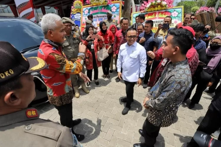 Bersama Ganjar Pranowo Dan Gibran, Menteri PANRB Resmikan Tujuh Mal ...