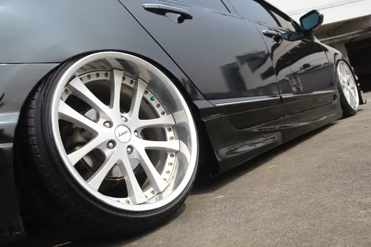 Ilustrasi modifikasi mobil ceper