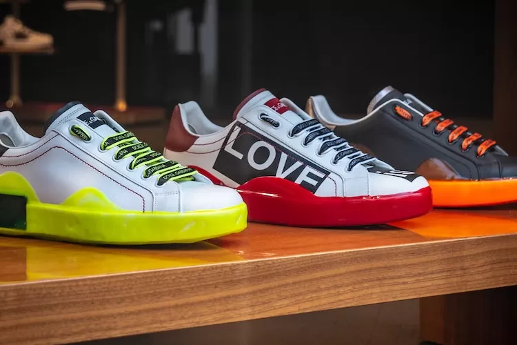 10 Rekomendasi Merek Sepatu Sneaker Lokal Terbaik Yang Keren Dan ...