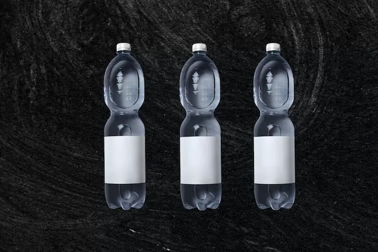 Ilustrasi air minum mineral dalam kemasan plastik (pexels.com/Emma Pollard )