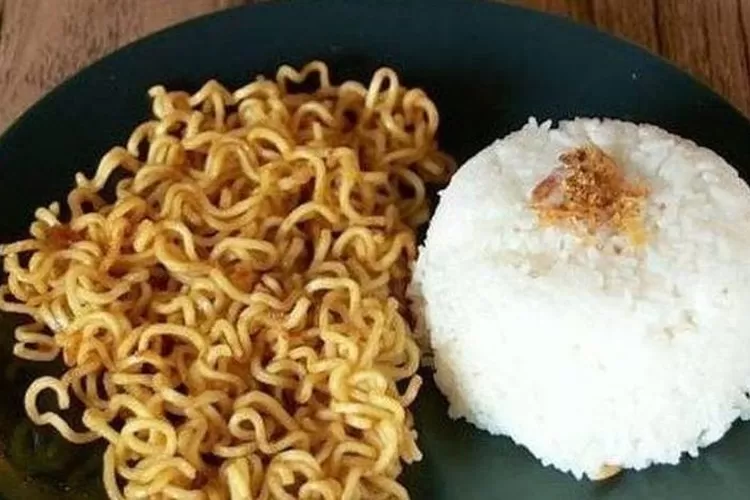 STOP! Makan Mie dan Nasi Secara bersamaan Berbahaya!  (twitter.com/korangala)