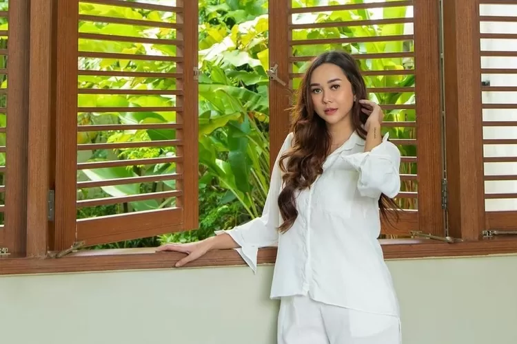 Aura Kasih diisukan jadi simpanan Ridwan Kamil, netizen buka suara (Instagram @aurakasih)