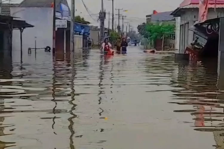 Ratusan Rumah Warga Cikarang, Kabupaten Bekasi Terendam Banjir - Busurnusa