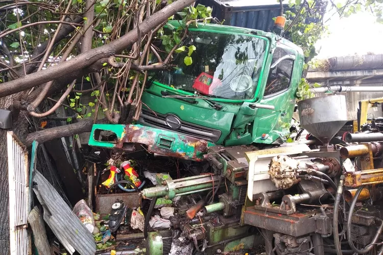 KRONOLOGI Kecelakaan Truk Kontainer Tabrak Motor Hingga Terjun Di ...