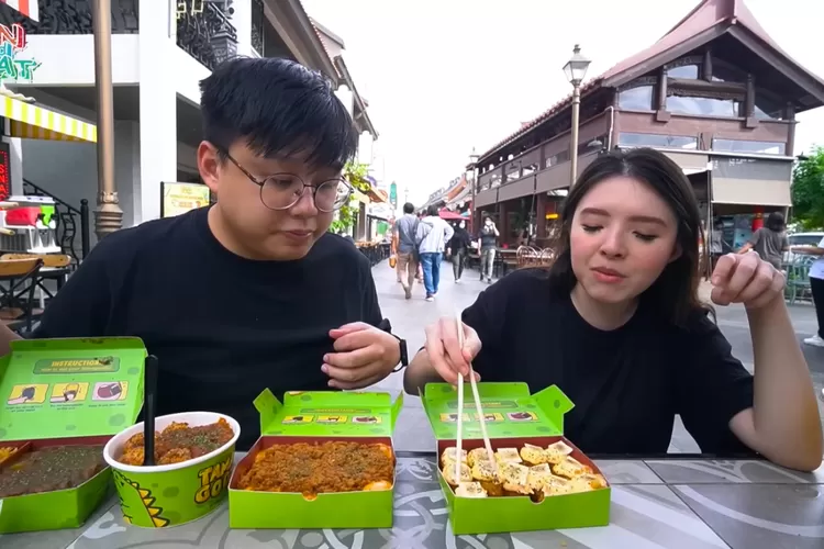 Jadi Tempat Makan Yang Halal Di Pik Pantjoran Resto Ini Hanya Menyajikan Telur Ken And Grat