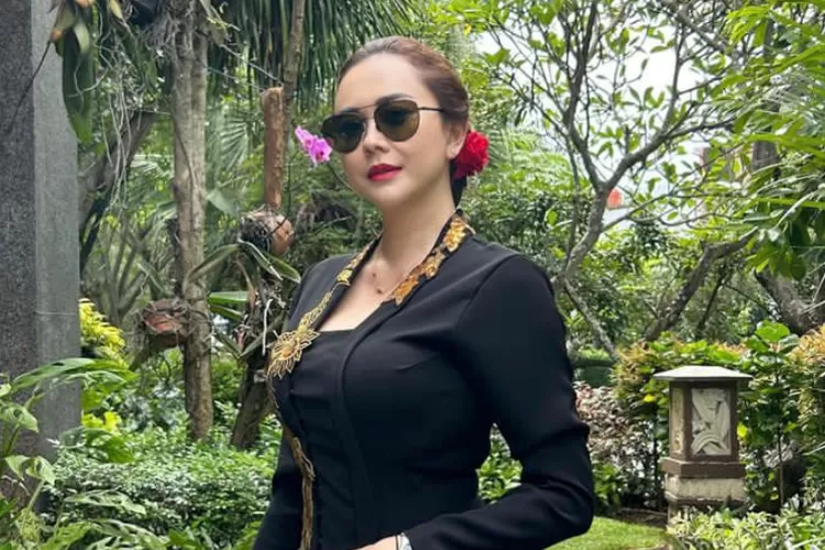 Aura Kasih diisukan jadi simpanan Ridwan Kamil, netizen heran (Instagram @aurakasih)