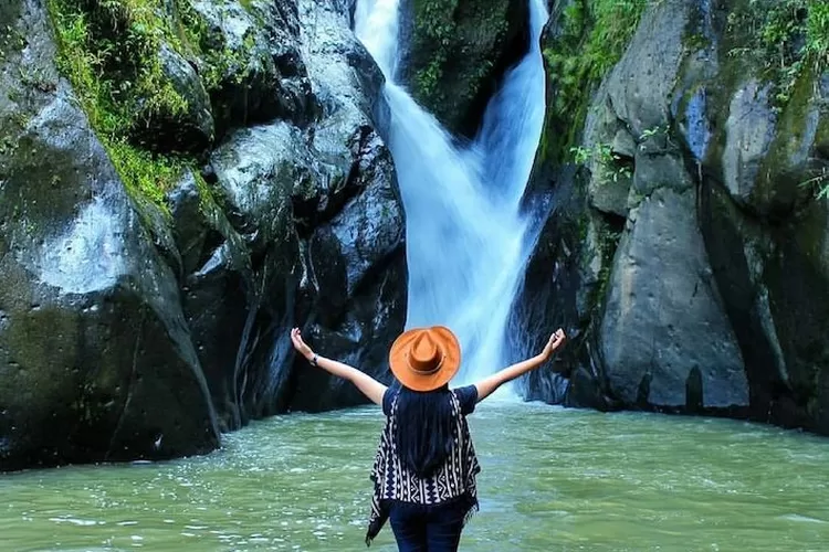 Fenomena dari sebuah misteri alam yang tak bisa dikupas dengan daya nalar saat menyaksikan aliran air yang menyayat batu, jatuh ke pelimbahan berupa leuwi berwarna hijau tosca, itulah Curug Rahong di Cisewu Garut penciptaan gerusan alam yang fenomenal.*