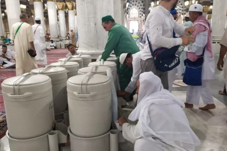 Minum Air Zamzam Agar Lancar Melahirkan - Majalah Islam Asy-Syariah