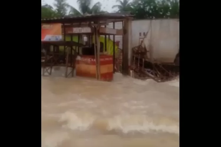 4 Rumah Hanyut dan 21 Rumah Terendam Banjir Bandang di Kampung Astra Ksetra Tulang Bawang (Video Viral di Whatsapp)